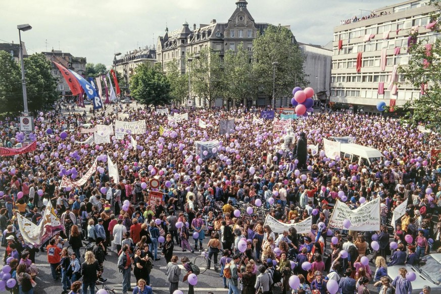 Der erste Frauenstreiktag 1991, Frauen versammeln sich auf dem Zürcher Helvetiaplatz zur Demo.