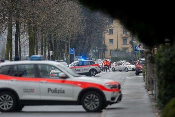 Die Tessiner Polizei riegelt das Gebiet rund um die Via delle Aie, an der eine Tasche unschaedlich gemacht wird, weitraumig ab und sperrt dazu die Via Giacomo Filippo Ciani fuer den Verkehr, am Donner ...