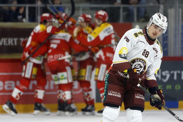 Dmytro Timashov (GSHC), vorne, beim Torjubel von den Bieler Spielern beim Tor zum 3-1, im Eishockey Meisterschaftsspiel der National League zwischen dem EHC Biel und Geneve-Servette HC, am Freitag, 14 ...