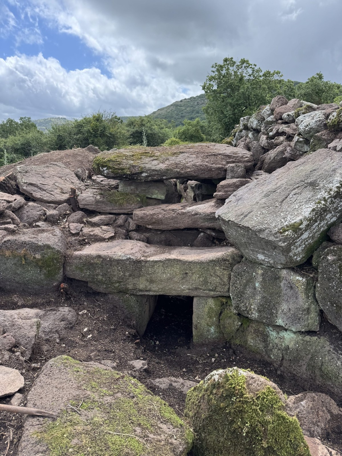 https://sabapca.cultura.gov.it/notizie-ed-eventi/news/bortigali-scoperta-una-tomba-dei-giganti-nellarea-archeologica-di-carrarzu-iddia/
Sardinien , Carrarzu Iddia bei Bortigali , Grab der Riesen