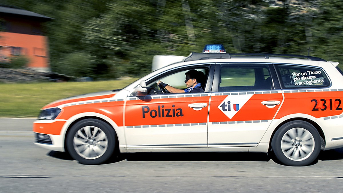 Gordola TI: Mann stürzt mit Velo Böschung hinab und wird sch