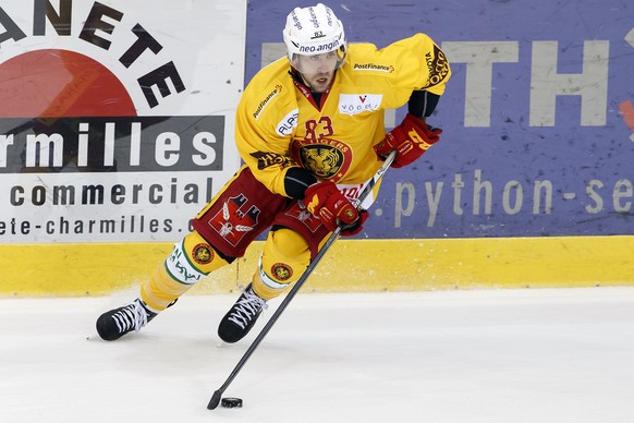 ARCHIVBILD ZUM ABGANG VON CHRIS DI DOMENICO BEI DEN SLC TIGERS ---- Tigers&#039; centre Chris DiDomenico, of Canada, drives the puck, during the game of National League A (NLA) Swiss Championship betw ...