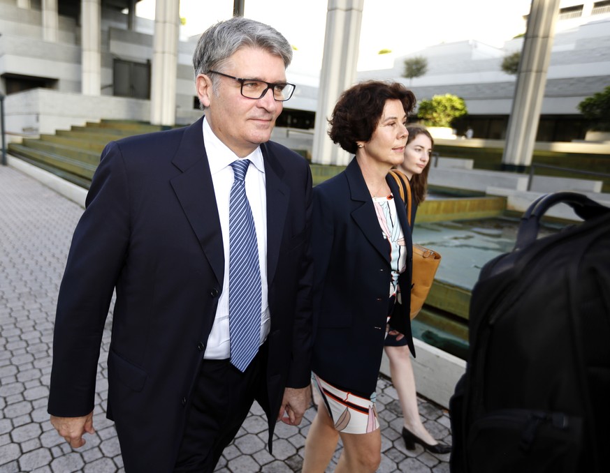 Der Ex-UBS-Banker Raoul Weil mit seiner Frau&nbsp;Susan Lerch Weil vor dem Bezirksgericht Southern Florida während einer Prozesspause .
