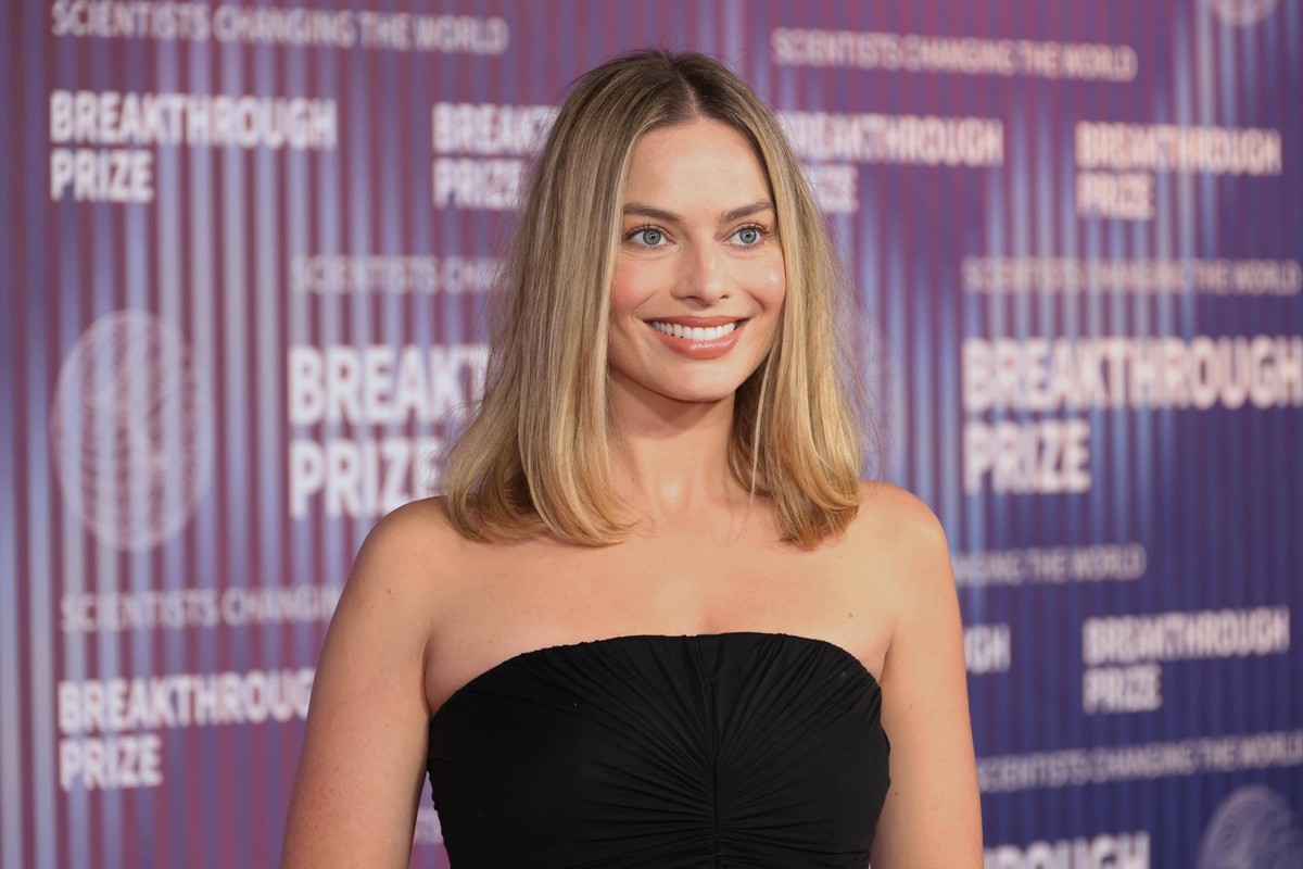 April 13, 2024, Los Angeles, Ca, USA: Margot Robbie attends the 2024 Breakthrough Prize Ceremony at Academy Museum of Motion Pictures on April 13, 2024 in Los Angeles, California. Los Angeles USA - ZU ...