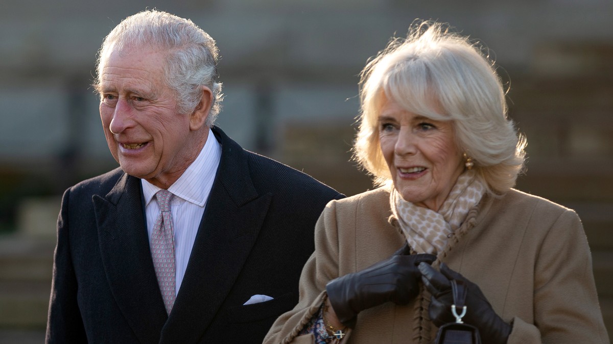 epa10418195 Britain's King Charles III (L) and Camilla, The Queen Consort (R) leave Bolton Town Hall in Bolton, Britain, 20 January 2023. The royal couple met representatives from the community i ...