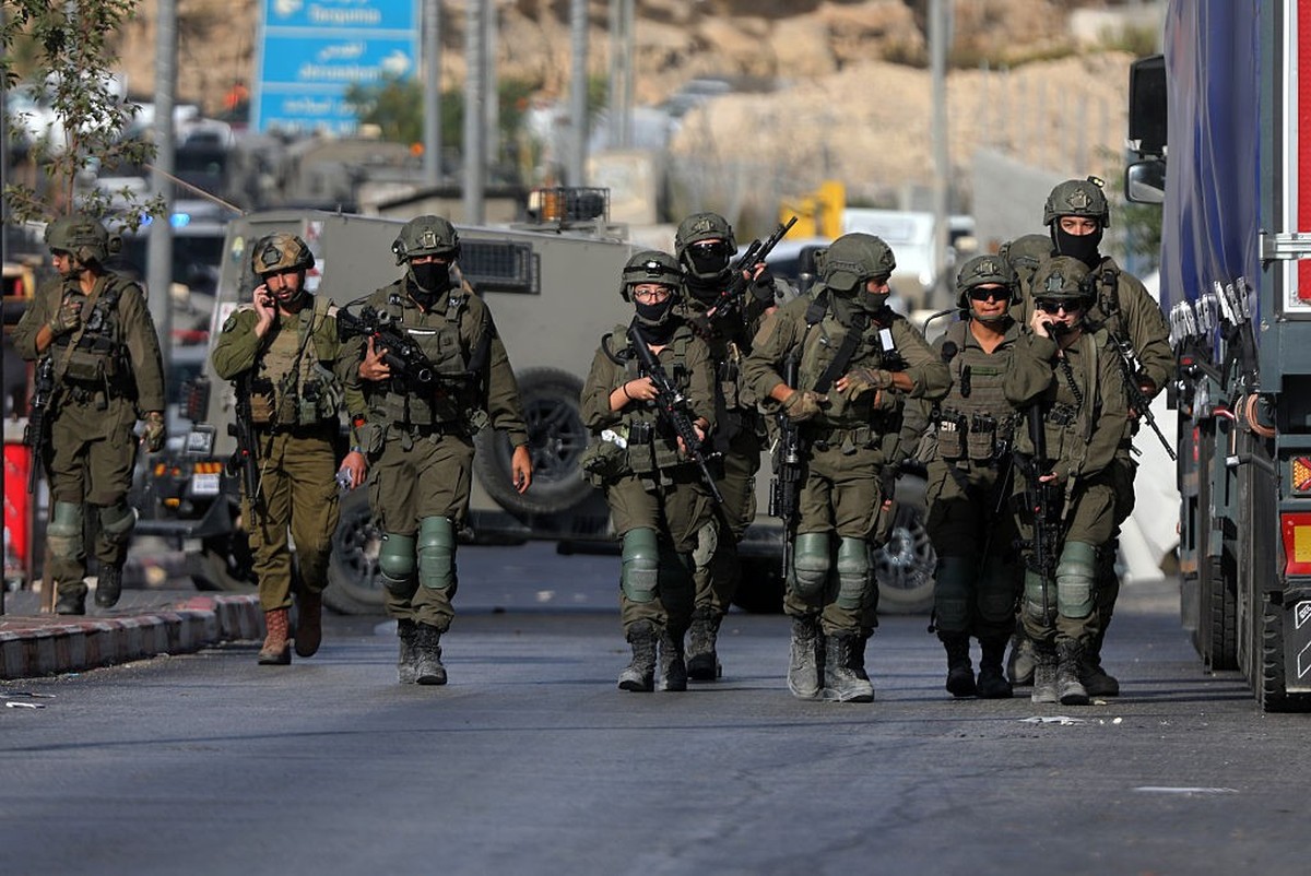 HEBRON, WEST BANK, PALESTINE - OCTOBER 23: Israeli forces stand guard in the Farsh Al Hawa area at the northern entrance to Hebron in the West Bank, Palestine on October 23, 2026. Israeli soldiers sho ...