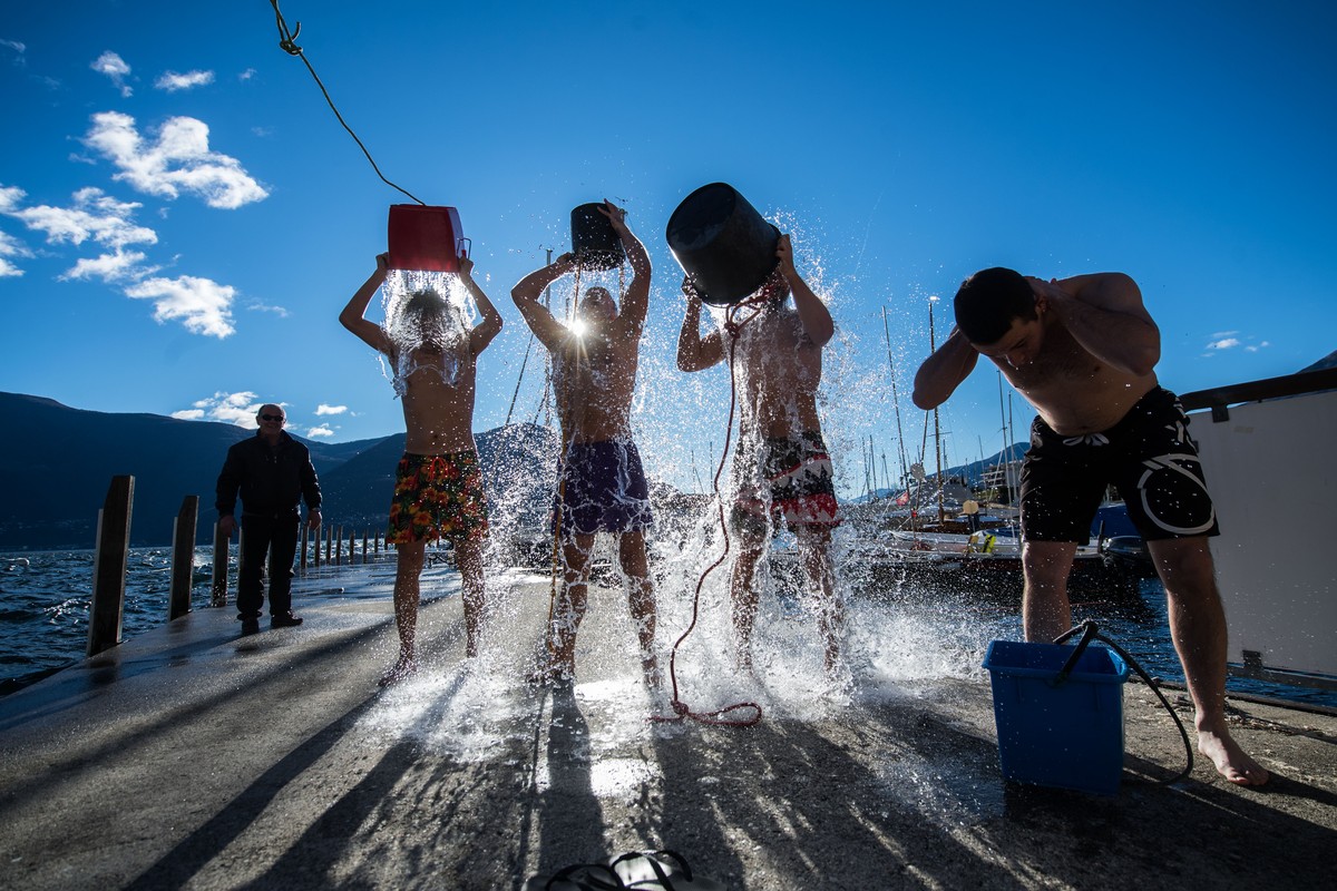 Teilnehmer anlaesslich des Befana-Schwimmens in Brissago, am Sonntag, 6. Januar 2019. Beim traditionellen Dreikoenigs-Schwimmen "Nodada de la Befana" wird der Lago Maggiore im Hafen von Bris ...