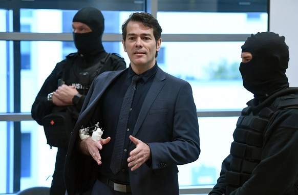 Adrian Ursache 2017 beim Prozess gegen ihn. Der Deutsche wurde auch im Gerichtssaal eng bewacht.