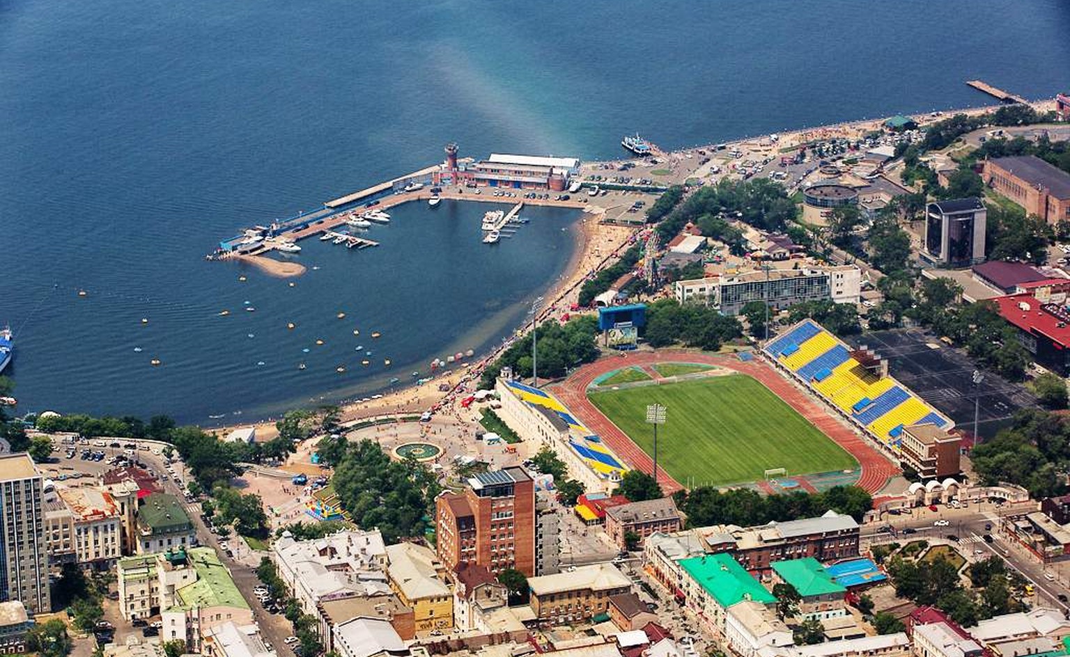 Schön liegt es ja, das Dinamo-Stadion von Lutsch-Energija Wladiwostok. Nur doof, dass es sich für viele Gegner am Ende der Welt befindet.