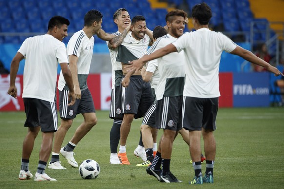 epa06831587 Mexico&#039;s Marco Fabian (C) jokes with teammates during a training session in Rostov-on-Don, Russia 22 June 2018. Korea Republic will play Mexico in their FIFA World Cup 2018 Group F ma ...