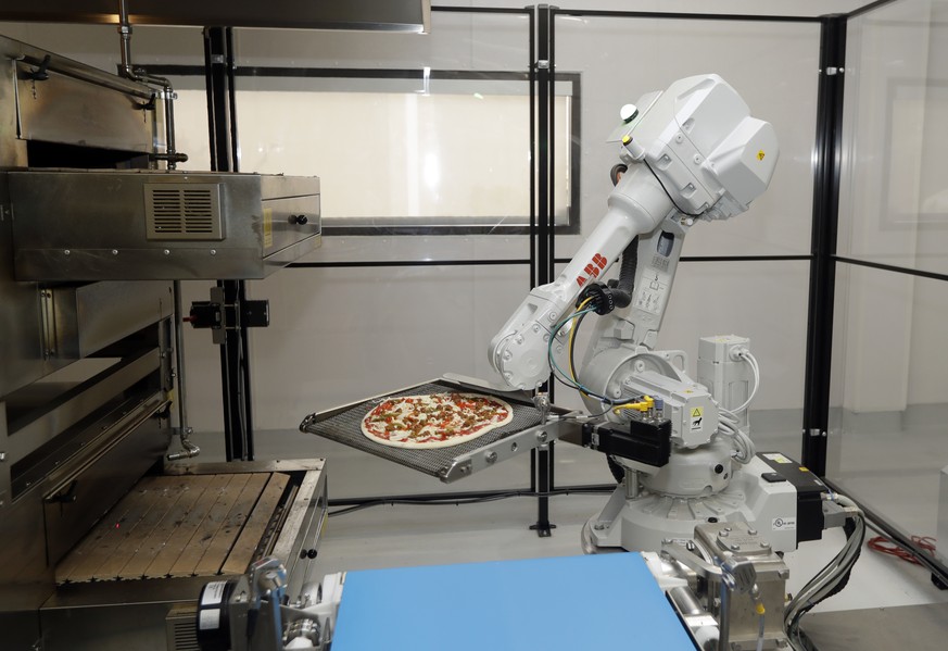 Hier schiebt gerade einer der Zume-Roboter eine Pizza in den Ofen.