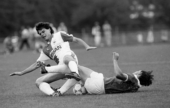 Ciriaco Sforza (links), Mittelfeldspieler der Grasshopper Zuerich, kann von seinem Gegner Balzos Berczy vom ungarischen Club Pecsi Munkas nur mit einem Foul gestoppt werden (Archivbild vom 9, Juli 198 ...