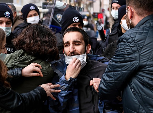 Die Polizei nimmt einen Demonstranten in Istanbul fest. Foto: Tunahan Turhan/SOPA Images via ZUMA Wire/dpa