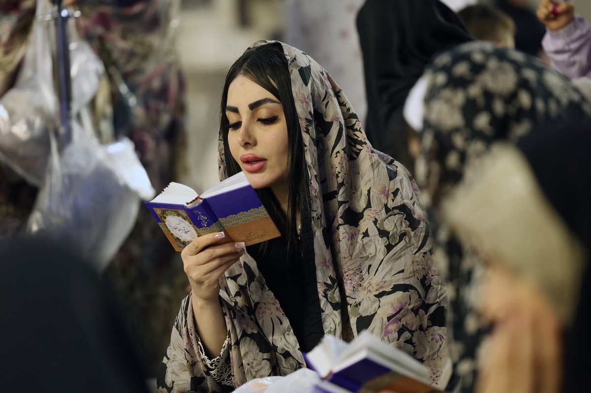 epa11974911 Iranian women pray as they hold the Koran in a religious ceremony during the holy fasting month of Ramadan at Saleh Shrine in Tehran, Iran, 19 March 2025. Laylat al-Qadr, or Night of Desti ...