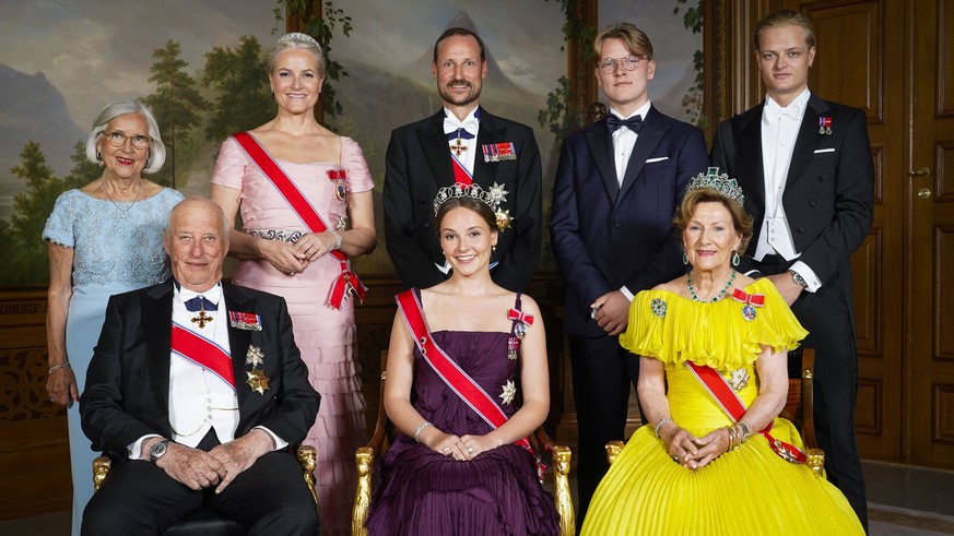 Entertainment Bilder des Tages Prinsesse Ingrid Alexandras myndighetsdag feires med gallamiddag pa slottet Oslo 20220617. Prinsesse Ingrid Alexandra og kongefamilien pa slottet i Oslo fredag. Marit Tj ...