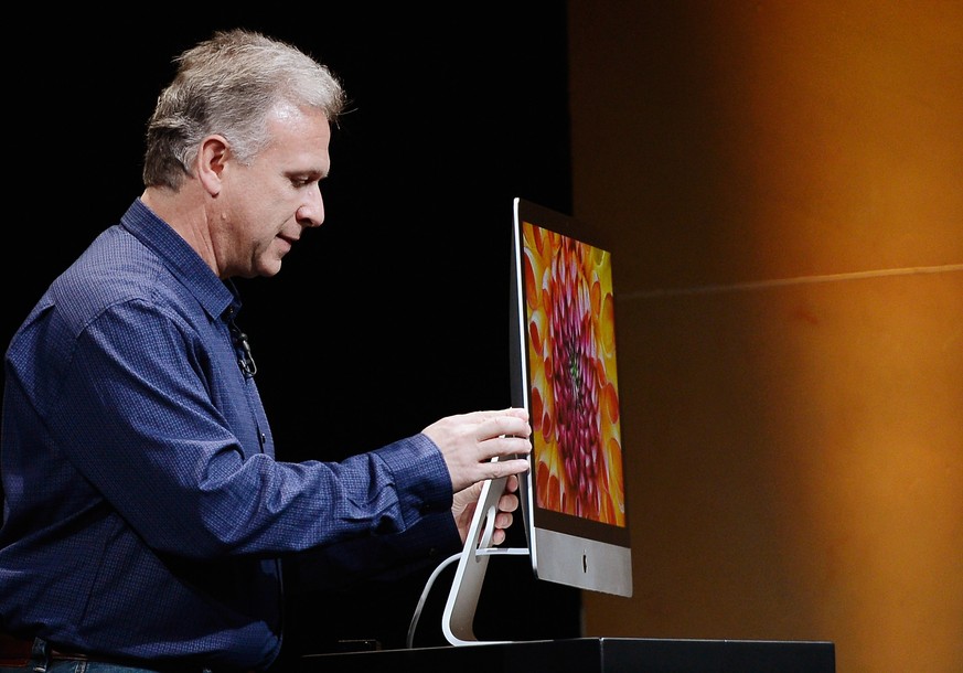 Apples langjähriger Marketing-Chef Phil Schiller, der Anfang August angekündigt hat, kürzer zu treten, mit einem iMac. Der Mac-Hersteller öffnet sich für Drittfirmen, die Geräte reparieren. 