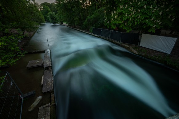 dpatopbilder - 30.04.2025, Bayern, M�nchen: Kein Surfer ist in den fr�hen Morgenstunden auf der k�nstliche Welle am Eisbach zu sehen. Eine Surferin, die vor Kurzem auf der Eisbachwelle im Englischen G ...