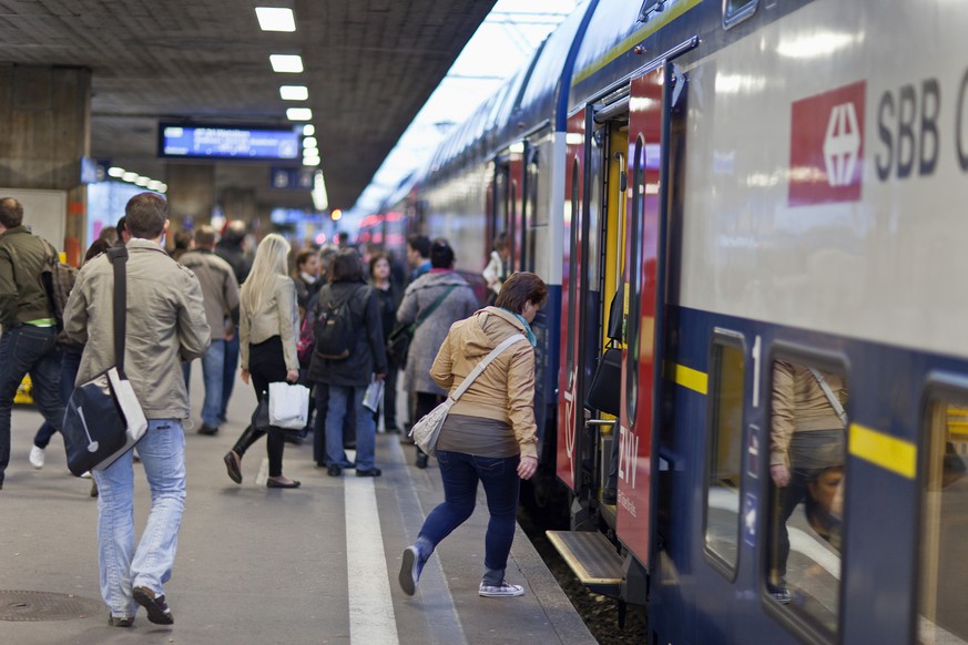 ARCHIV - ZU DEN ZAHLEN DES BFS ZUM OEFFENTLICHEN VERKEHR 2016 STELLEN WIR IHNEN FOLGENDES BILDMATERIAL ZUR VERFUEGUNG - Pendler am fruehen Morgen im S-Bahn Bahnhof Zuerich Altstetten, aufgenommen am 3 ...