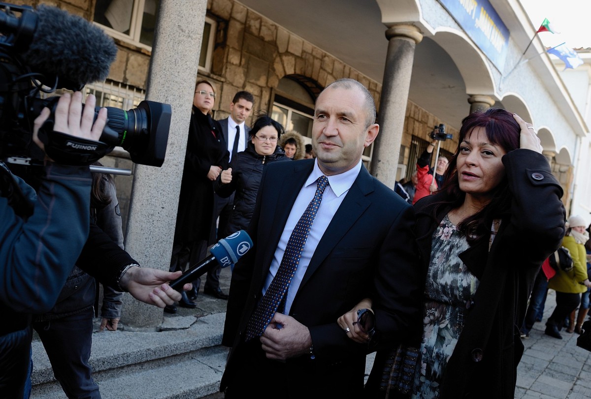 epa05629503 Rumen Radev (L), Presidential candidate of Initiative Committee, formally supported by the Bulgarian Socialist Party (BSP) and his wife Dessialava Gencheva(R) after a vote in the second ro ...