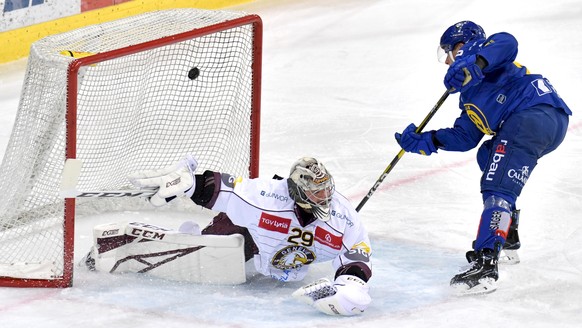 Der Davoser Enzo Corvi bei seinem Treffer zur 2:0 Fuehrung gegen den Genfer Goalie Robert Mayer, beim Eishockey Meisterschaftsspiel in der Qualifikation der National League zwischen dem HC Davos und d ...