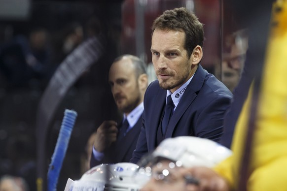 Patrick Fischer, head coach of Switzerland national ice hockey team, looks on his players, during a friendly international ice hockey game between Switzerland and France, at the ice stadium Les Vernet ...