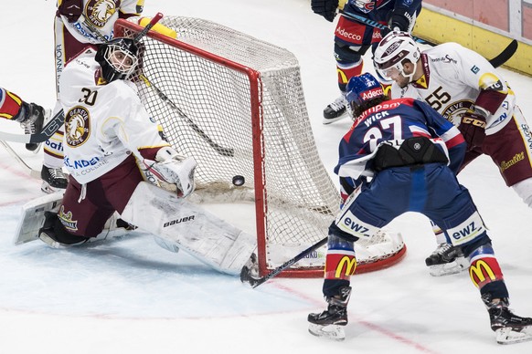 ZSC Roman Wick, rechts, trifft zum 1:0 Tor gegen Servettes Goalie Remo Giovannini, links, waehrend dem Eishockey-Meisterschaftsspiel der National League zwischen den ZSC Lions und dem Geneve Servette  ...