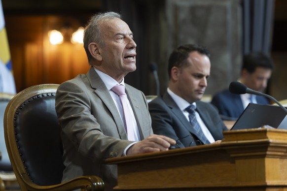 Hannes Germann, SVP-SH, spricht neben Damian Mueller, FDP-LU, waehrend der ausserordentlichen Session "Asyl", waehrend der Fruehlingssession der Eidgenoessischen Raete, am Dienstag, 10. Maer ...