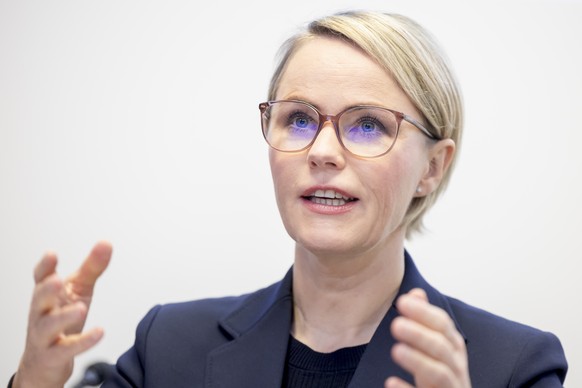 Regierungsraetin Natalie Rickli spricht an einer Medienkonferenz zu Finanzierungsgesuche der Spitaeler, am Donnerstag, 4. April 2024 in Zuerich. Das Kinderspital Zuerich und das Spital Wetzikon sind i ...