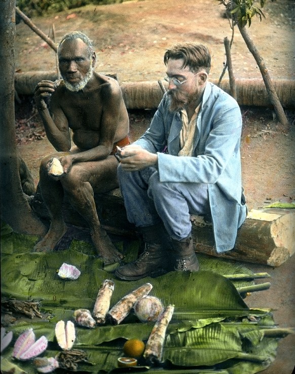 «Vegetarische Mahlzeit in Freundschaft mit einem Kannibalen-Häuptling, Insel Malakula, Neue Hebriden» heisst es in der Original-Bildunterschrift von 1920.