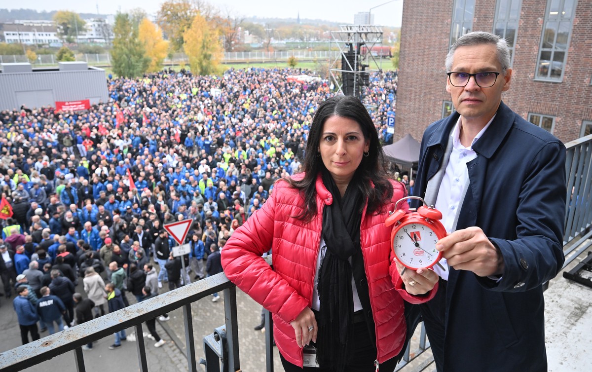 epa11688697 Daniela Cavallo (L), Chairwoman of the General and Group Works Council of Volkswagen AG, and Thorsten Groeger (R), IG Metall negotiator, participate in an informational event organized by  ...