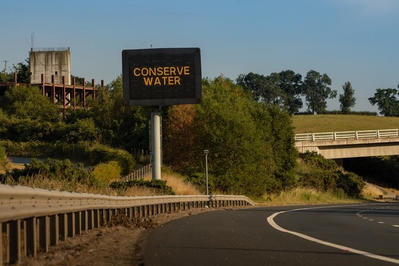 Wassersparaufruf auf der Autobahn zwischen Dublin und Belfast.

Belfast Northern Ireland UK July 24 2021 LED sign by the Belfast to Dublin motorway with conserve water message