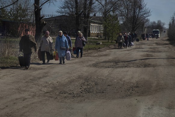 Die Einwohner flüchten schon seit Wochen aus Sjewjerodonezk, dennoch sollen in der Stadt nach wie vor bis zu 10'000 Menschen ausharren, viele davon in den Katakomben einer Chemiefabrik.