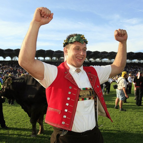 Schwingerkoenig Joerg Abderhalden posiert in Siegerpose fuer die Fotografen, am Sonntag, 26. August 2007, beim 41. Eidgenoessischen Schwing- und Aelplerfest im Schachen in Aarau. (KEYSTONE/Eddy Risch)