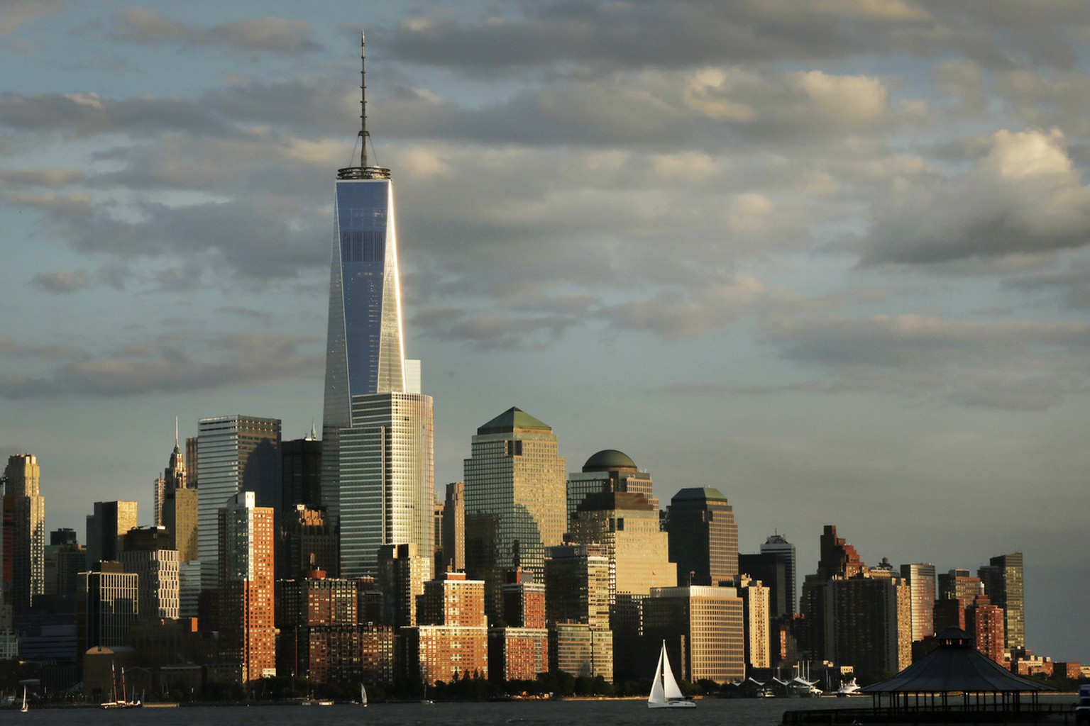 In den letzten 90 Tagen sind die Preise für Eigentumswohnungen in Manhattan um 13 Prozent gestiegen – Blick auf die Skyline von Manhattan