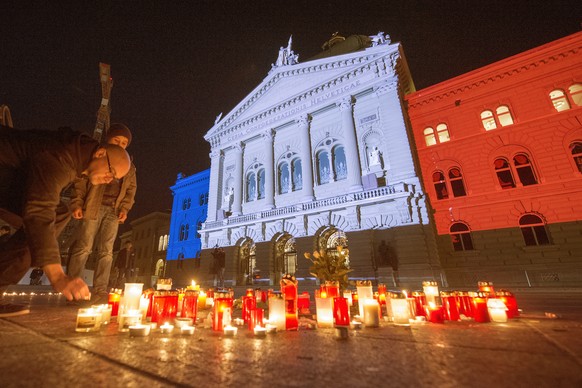 Das mit der Franzoesischen Tricolore beleuchtete Bundeshaus als Mahnmahl fuer die Opfer der Terroranschlaege in Paris am Montag, 16. November 2015 in Bern. (KEYSTONE/Lukas Lehmann)

Swiss Parliament i ...