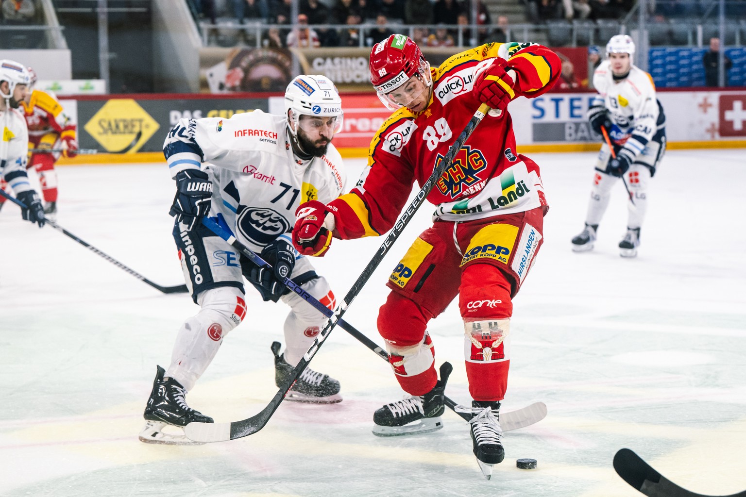 Le defenseur tessinois Jesse Virtanen, gauche, lutte pour le puck avec l&#039;attaquant biennois Tino Kessler, droite, lors du premier match du deuxieme tour de Play-in du championnat suisse de hockey ...