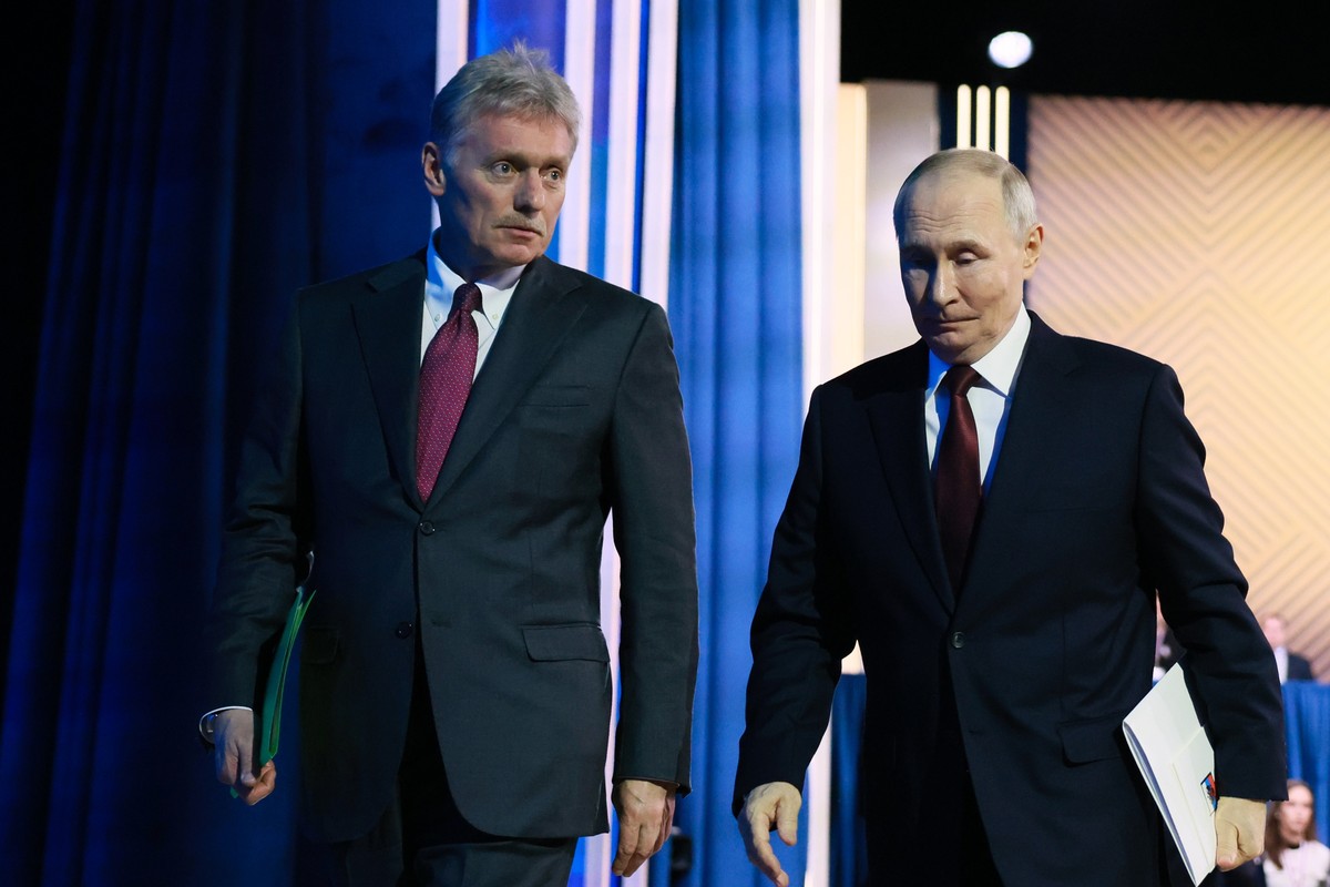 epa12603513 Russian President Vladimir Putin (R), with Kremlin spokesman Dmitry Peskov, arrives to his annual live broadcast press conference with Russian federal, regional, and foreign media at the G ...