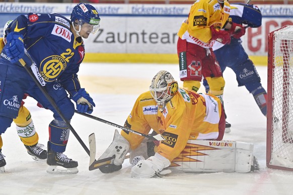 Der Davoser David Ullstroem (SWE), links, prueft den Langnauer Torhueter Ivars Punnenovs (LAT), im Eishockey-Qualifikationsspiel der National League zwischen dem HC Davos und den SCL Tigers, am Dienst ...