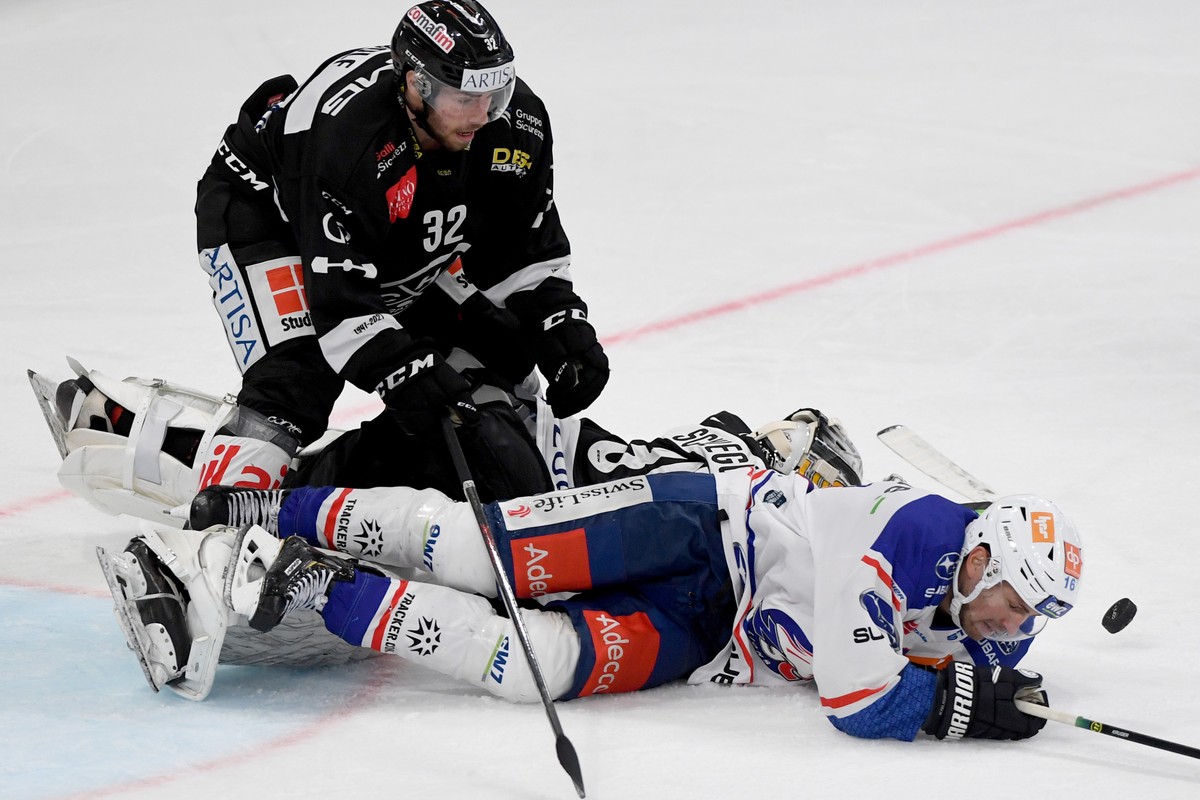 From left Lugano's player Bernd Wolf, Lugano's goalkeeper Niklas Schlegel and ZSC's player Marcus Kruger, during the preliminary round game of National League A (NLA) Swiss Championship ...
