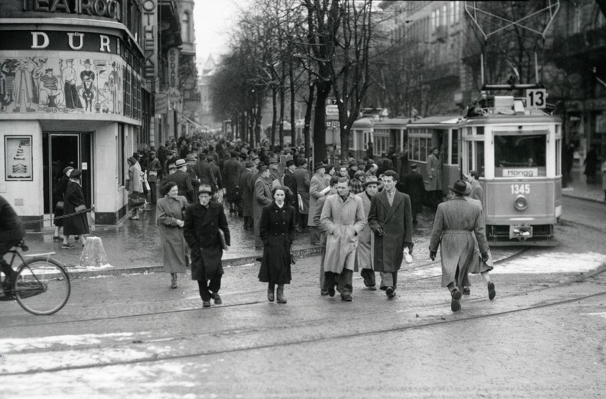 Bahnhofplatz Zürich im Jahr 1953.