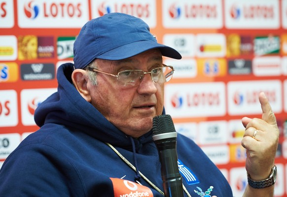 epa04801245 Greek national soccer team head coach Sergio Markarian of Uruguay speaks during a press conference in Gdansk, Poland, 15 June 2015. Greece will play a friendly match against Poland in Gdan ...