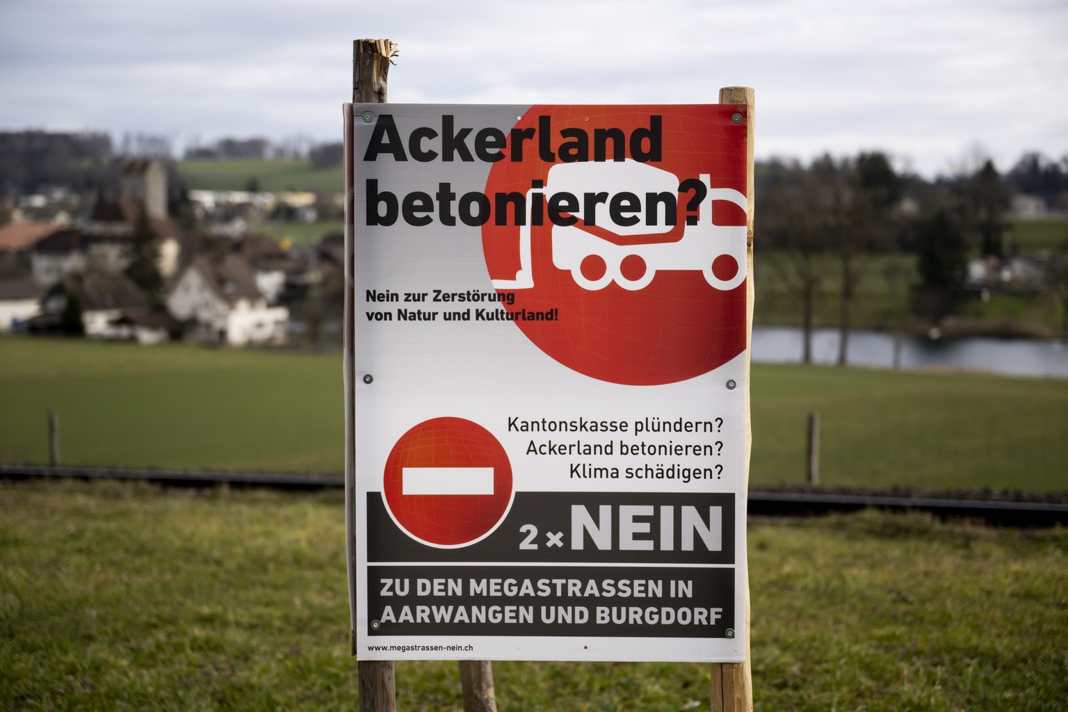 Ein Plakat gegen die Umfahrungsstrasse, am Freitag, 17. Februar 2023 in Aarwangen. Am 12. Maerz wird das berner Stimmvolk bei den kantonalen Abstimmungen unter anderem ueber den Baukredit fuer die Ver ...