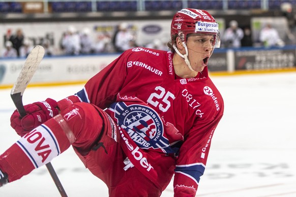 SC Rapperswil-Jona Lakers Stuermer Nando Eggenberger feiert seinen Treffer zum 2:0 waehrend dem vierten Eishockey Playoff-Viertelfinalspiel der National League zwischen den SC Rapperswil-Jona Lakers u ...