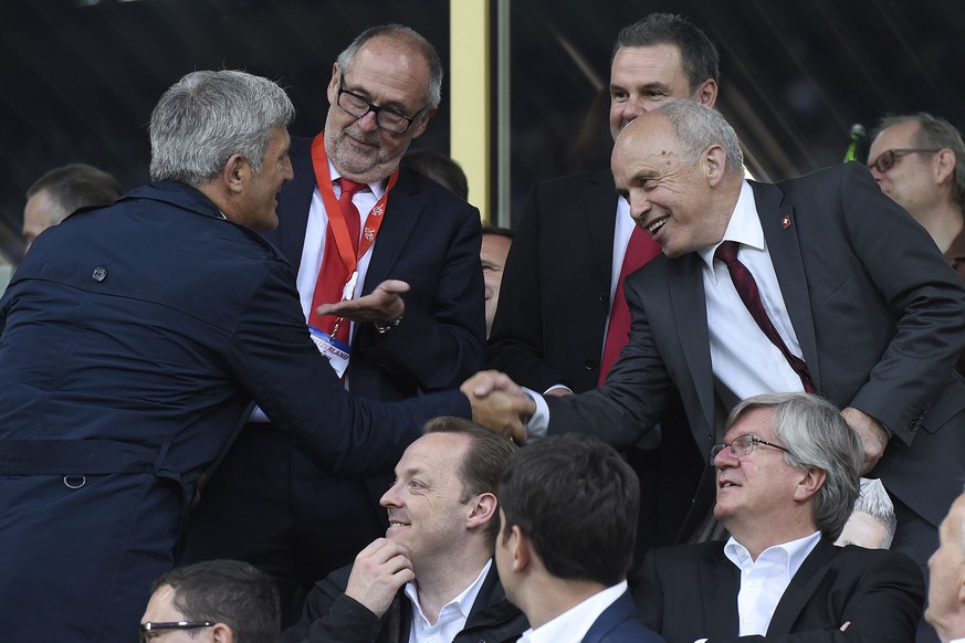 Peter Gilliéron (Mitte) stellt Bundesrat Ueli Maurer (Rechts) Vladimir Petkovic vor.