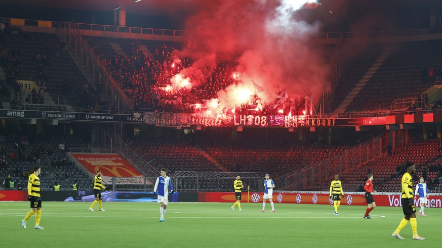 GC Fans zuenden Pyro im Super League Spiel zwischen dem BSC Young Boys und dem Grasshopper Club Zuerich, am Samstag, 20. Januar 2024 im Stadion Wankdorf in Bern. (KEYSTONE/Peter Klaunzer)