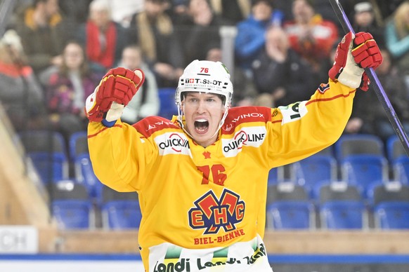 Biels Jere Sallinen bejubelt sein 2-2 beim Eishockey Spiel der National League zwischen dem HC Davos und dem EHC Biel-Bienne, am Dienstag, 31. Januar 2023, im Eisstadion in Davos. (KEYSTONE/Gian Ehren ...