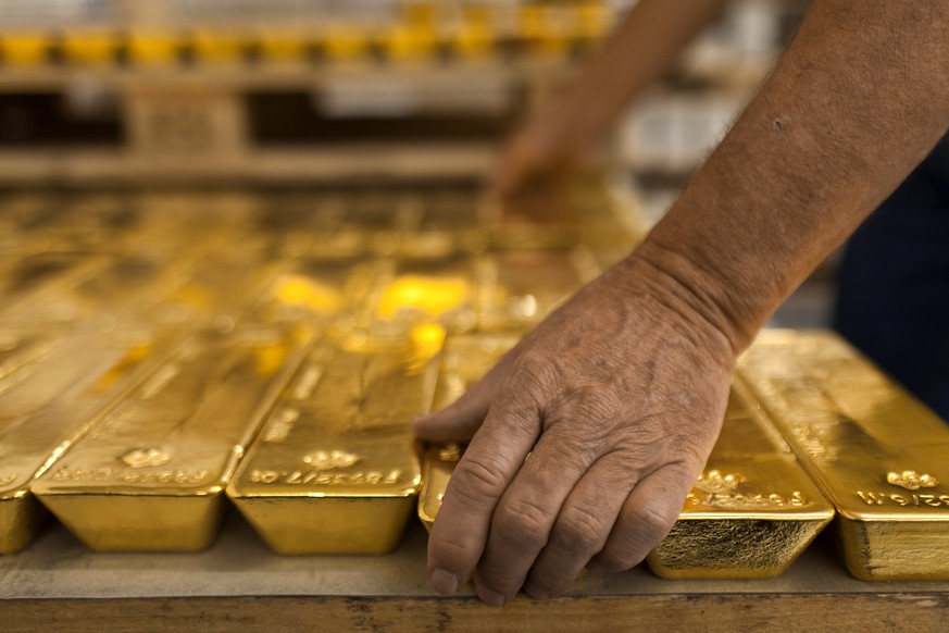 ARCHIV --- ZU DER VOLKSINITIATIVE &quot;RETTET UNSER SCHWEIZER GOLD (GOLD-INITIATIVE)&quot; STELLEN WIR IHNEN FOLGENDES BILD ZUR VERFUEGUNG --- Gold bars at the bank vault of the &quot;Zuercher Kanton ...