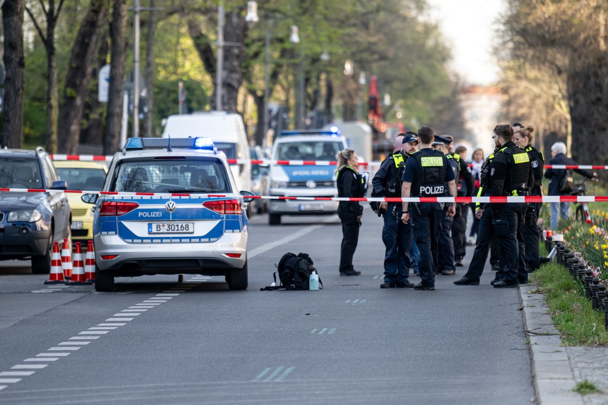 KEYPIX - 12.04.2025, Berlin: Berliner Polizisten stehen nach einer Gewalttat in einem U-Bahnhof an einem zweiten Tatort in der Schlo�stra�e. In dem U-Bahnhof Sophie-Charlotte-Platz kommt es zu einer A ...