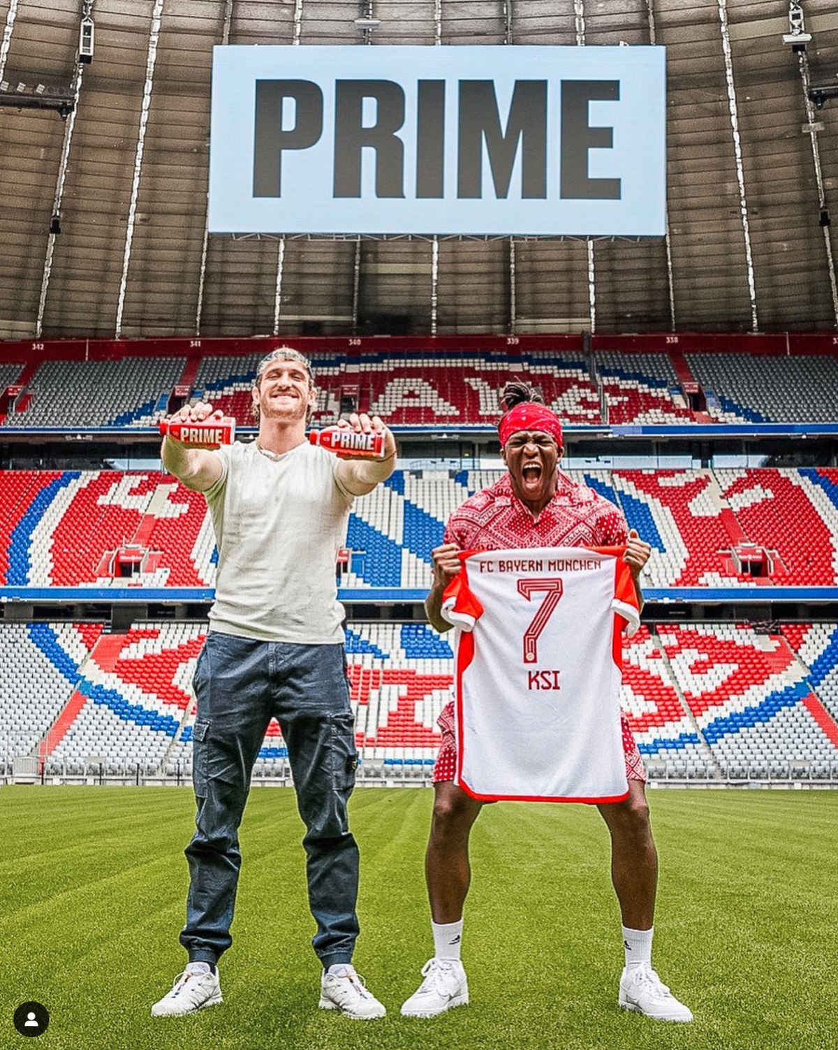 Logan Paul et KSI posent dans l'Allianz Arena.