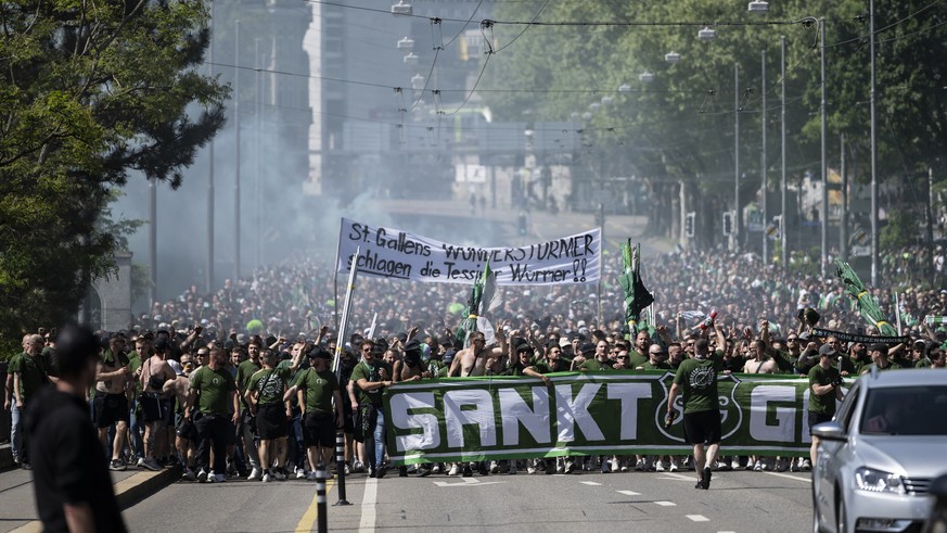 Der Fanmarsch der St. Galler Fans ueberquert die Lorrainebruecke, vor dem Schweizer Fussball Cup Final zwischen dem FC Lugano und dem FC St. Gallen, am Sonntag, 15. Mai 2022, im Stadion Wankdorf in Be ...